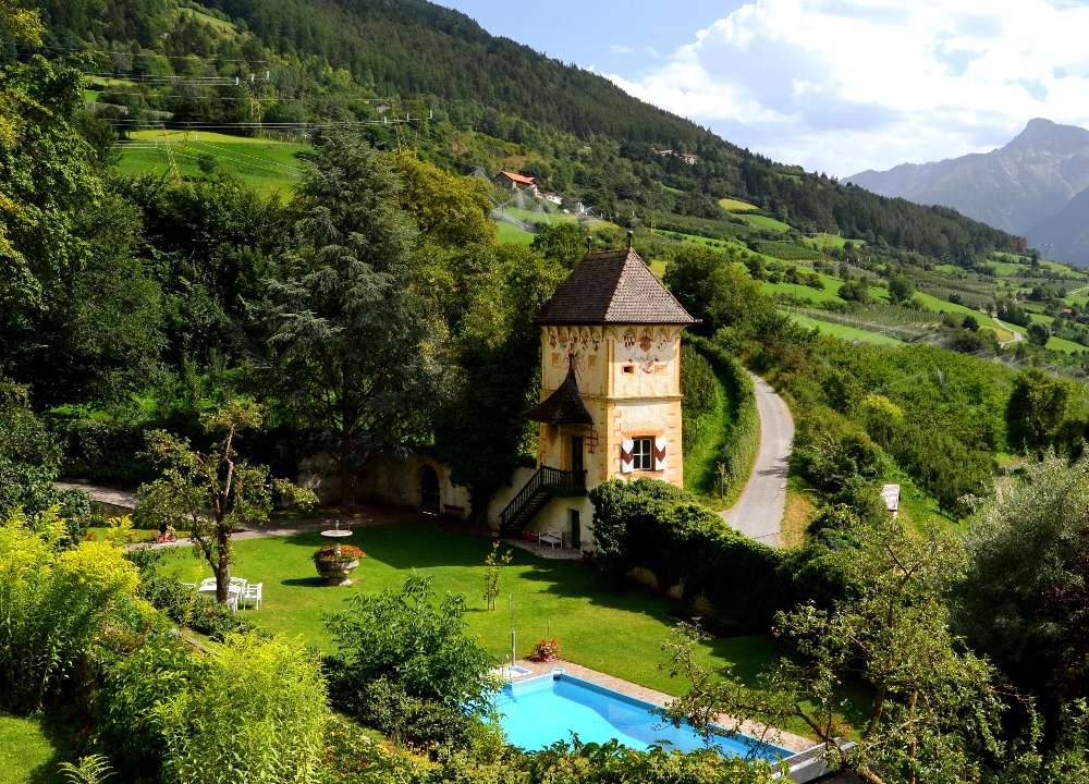 Очаровательный дом на вершине холма с бассейном в красивом месте онлайн-пазл