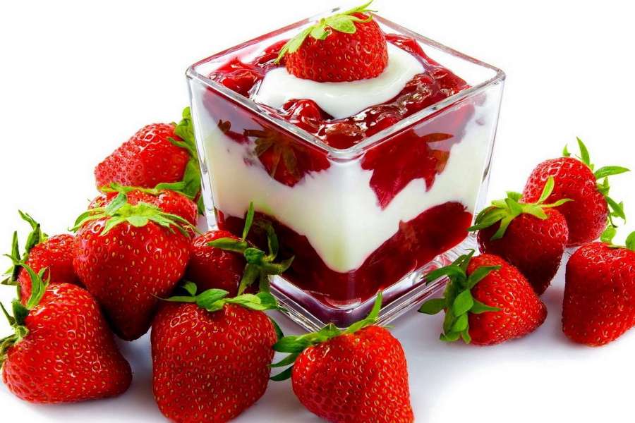 Läcker dessert med jordgubbsmousse, mums Pussel online