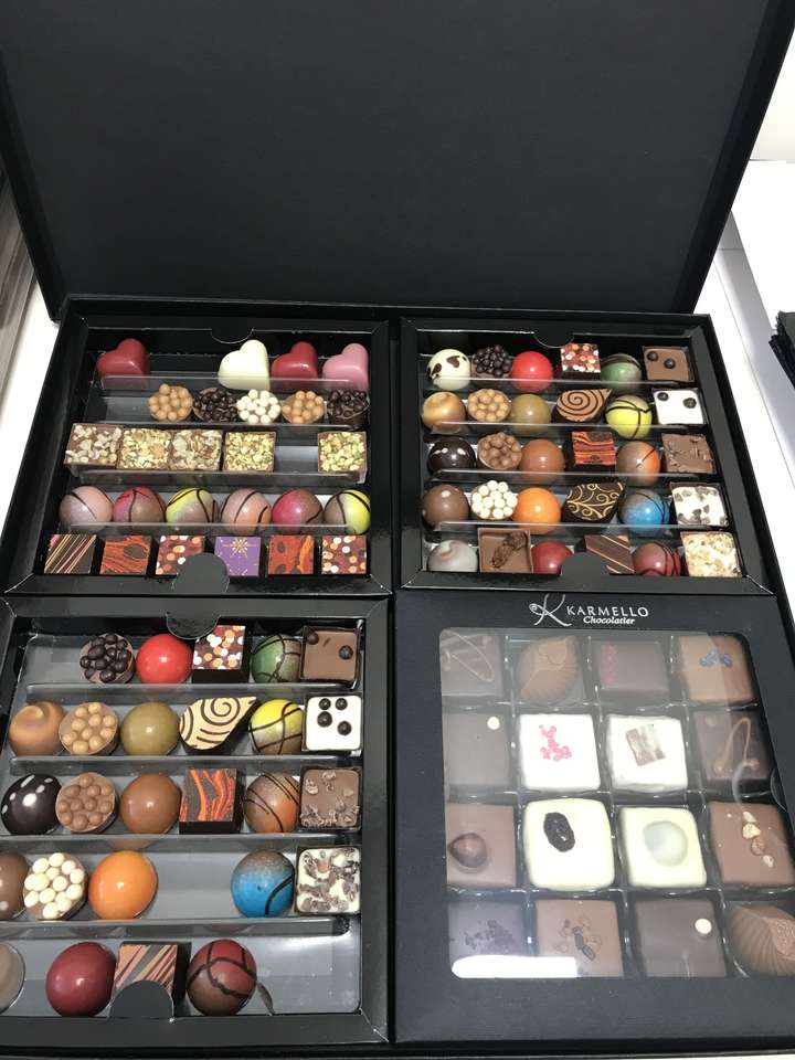 Ένα κουτί γεμάτο σοκολάτες παζλ online
