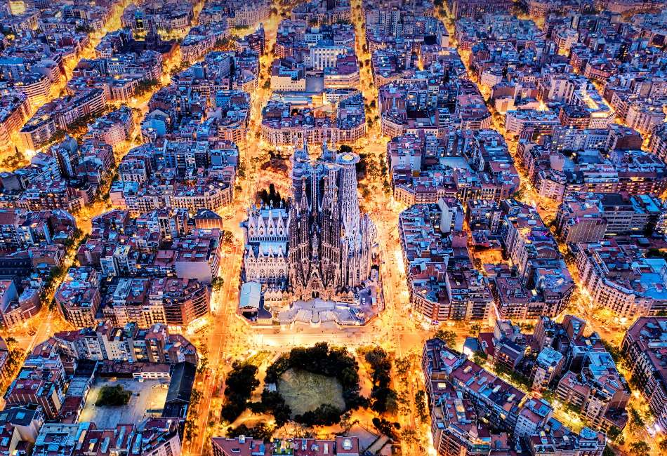 Η Βαρκελώνη και η Σαγράδα Φαμίλια-Βασιλική από την πανοραμική θέα παζλ online