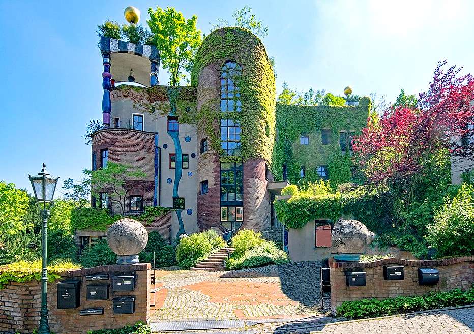 Hus "In the Meadow" i Bad Soden, designat av Hundertwasser Pussel online