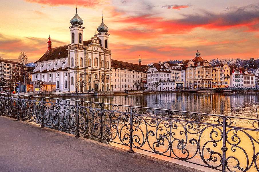 Lucerne au coucher du soleil (Suisse) puzzle en ligne