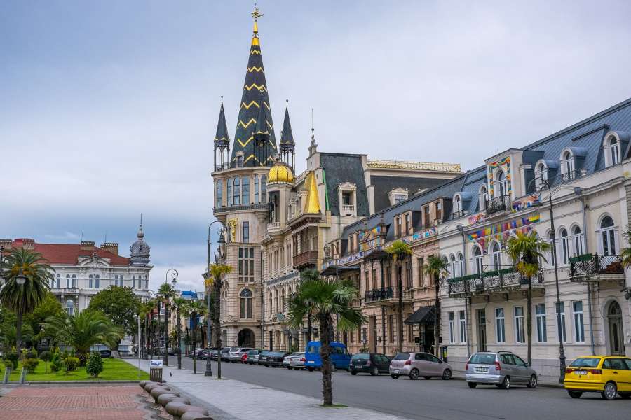 Грузия-Батуми - очаровательная улица, интересная архитектура пазл онлайн