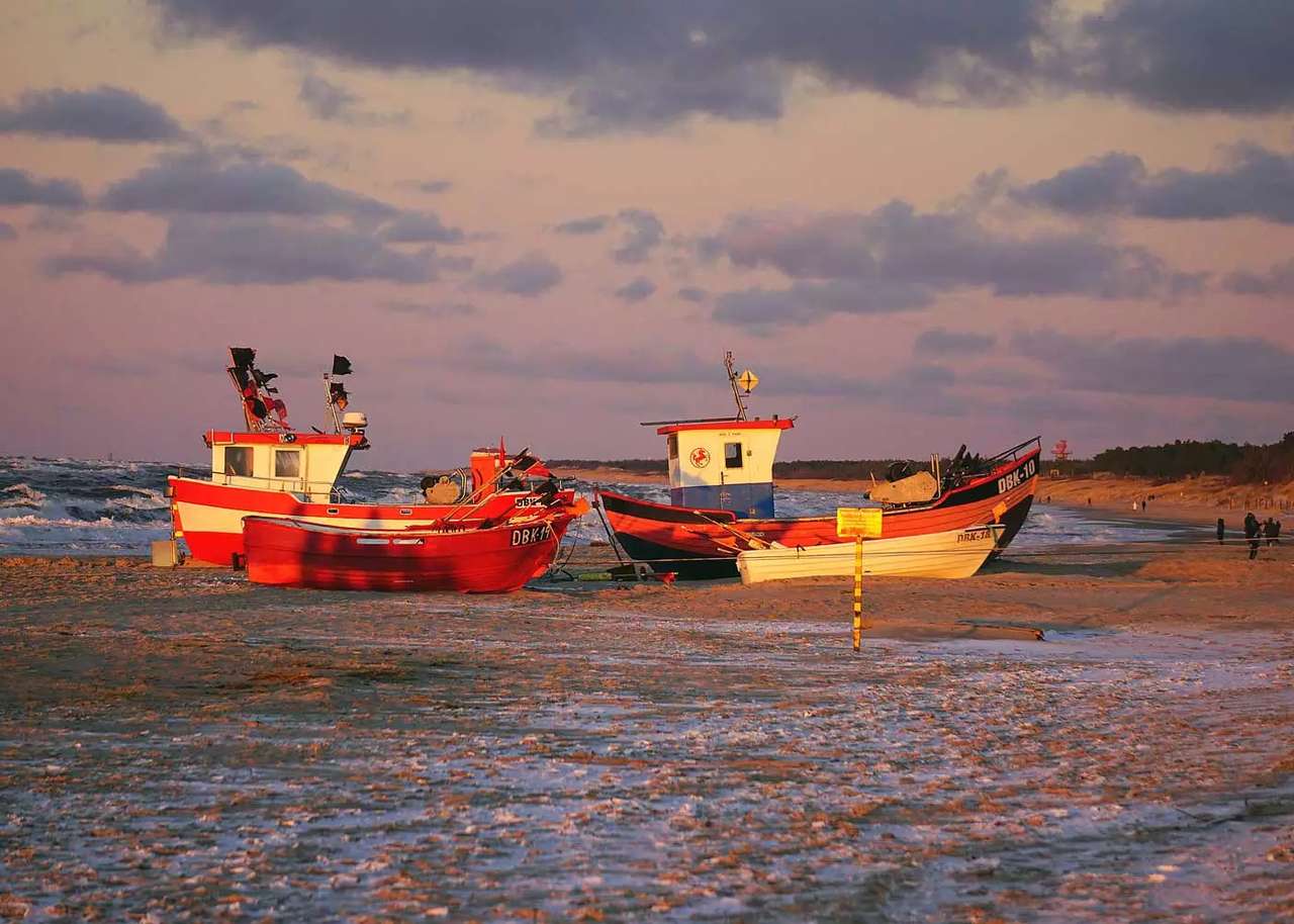 Barco de pesca en la playa de Polonia rompecabezas en línea