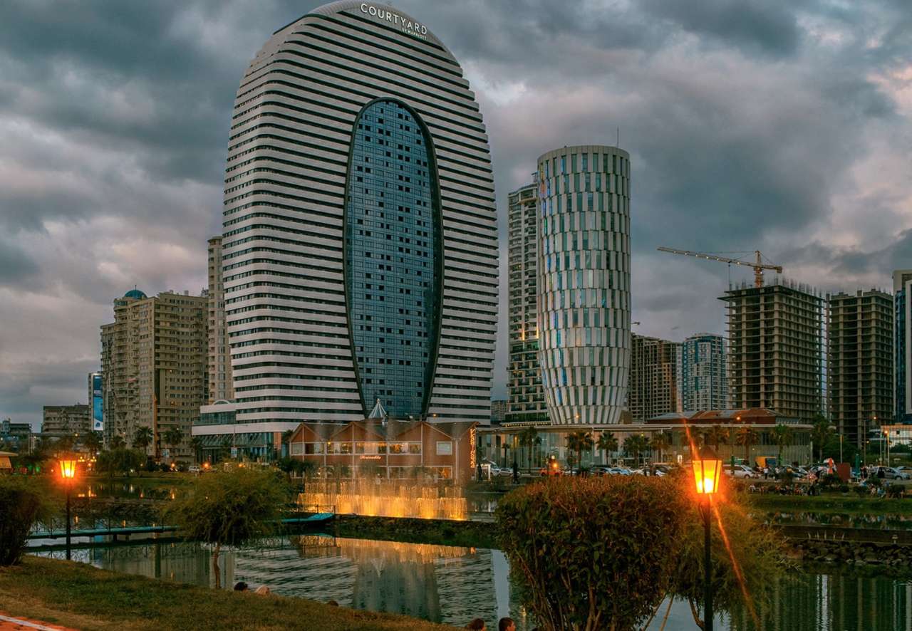 Batumi, Courtyard Marriott - moderne Gebäude Puzzlespiel online