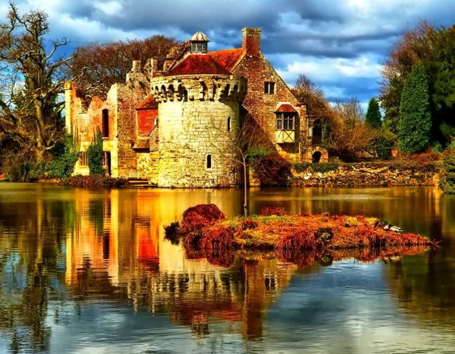 Riverside Castle-Schloss über dem Fluss-schöne Aussicht Online-Puzzle