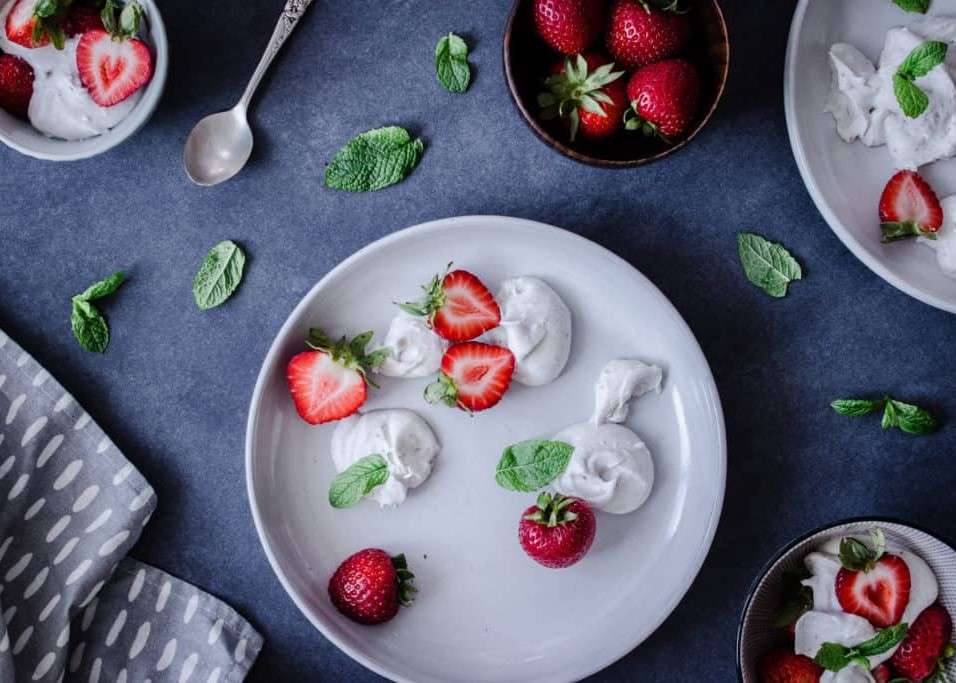 Erdbeeren mit Schlagsahne Puzzlespiel online