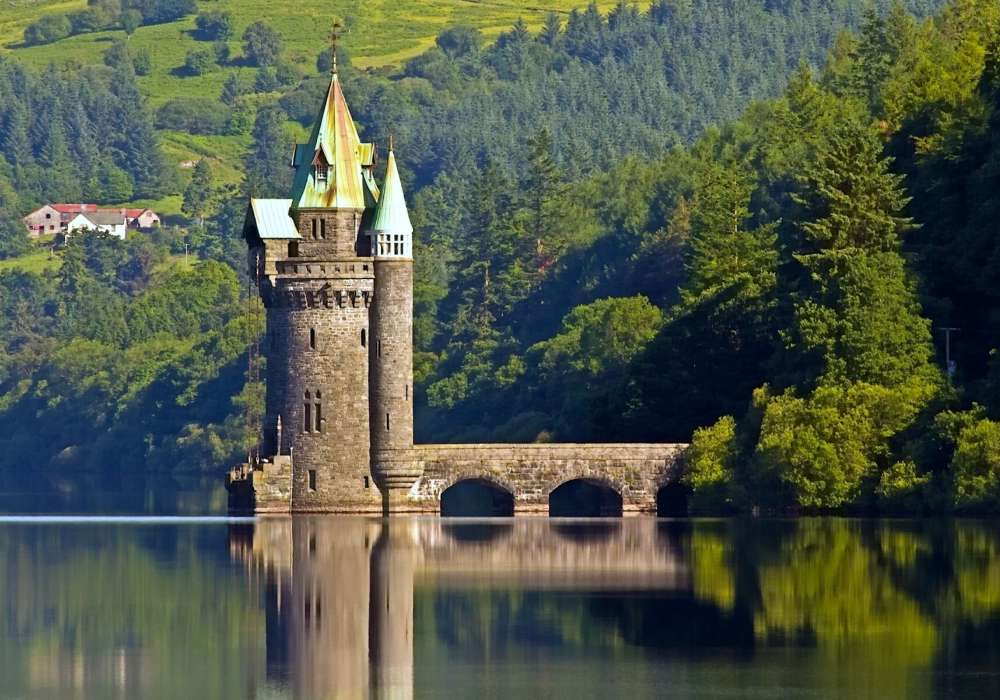 Wales-mooie Vyrnwy-toren en middeleeuwse brug legpuzzel online