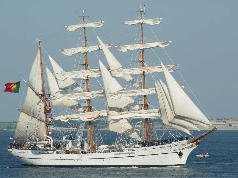 Een krachtig opleidingszeilschip met meerdere masten online puzzel
