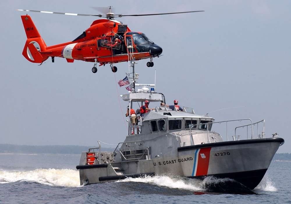 Sauveteurs extrêmes d'un hélicoptère et d'un bateau à moteur puzzle en ligne