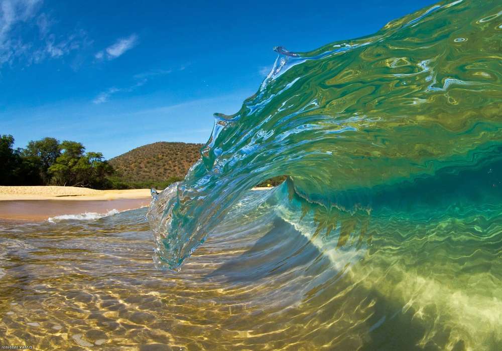 A sea wave several meters long, this moment was captured perfectly online puzzle