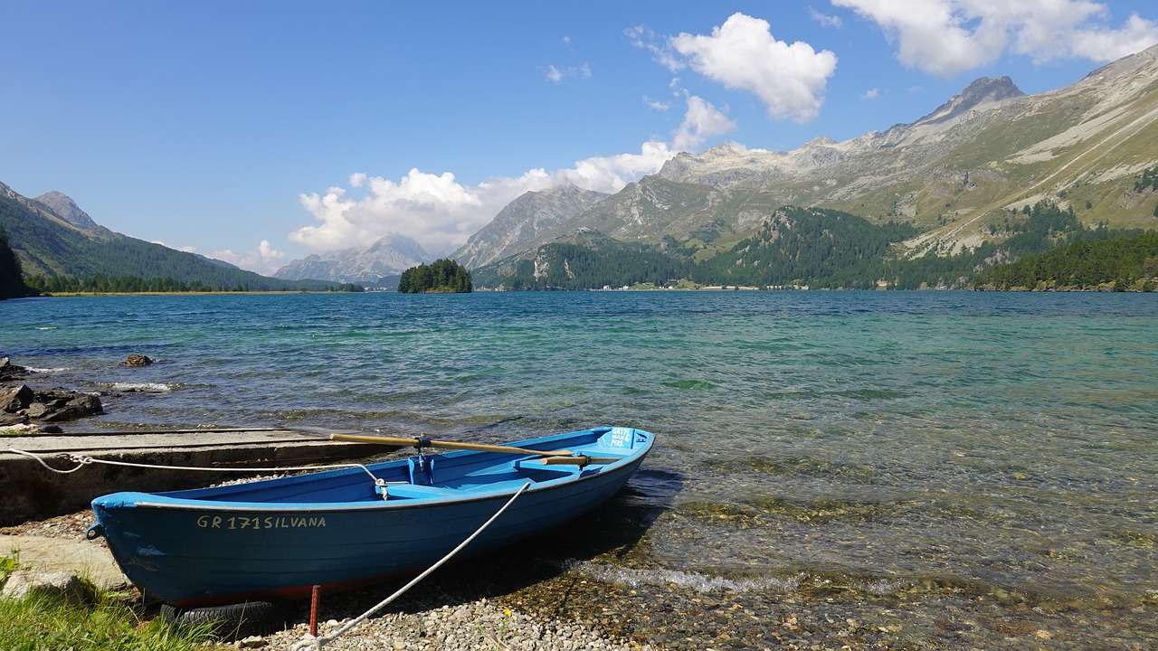 Panoramă montană cu barca puzzle online