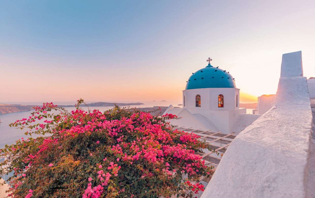 Santorini e o Mar Egeu e belas buganvílias quebra-cabeças online