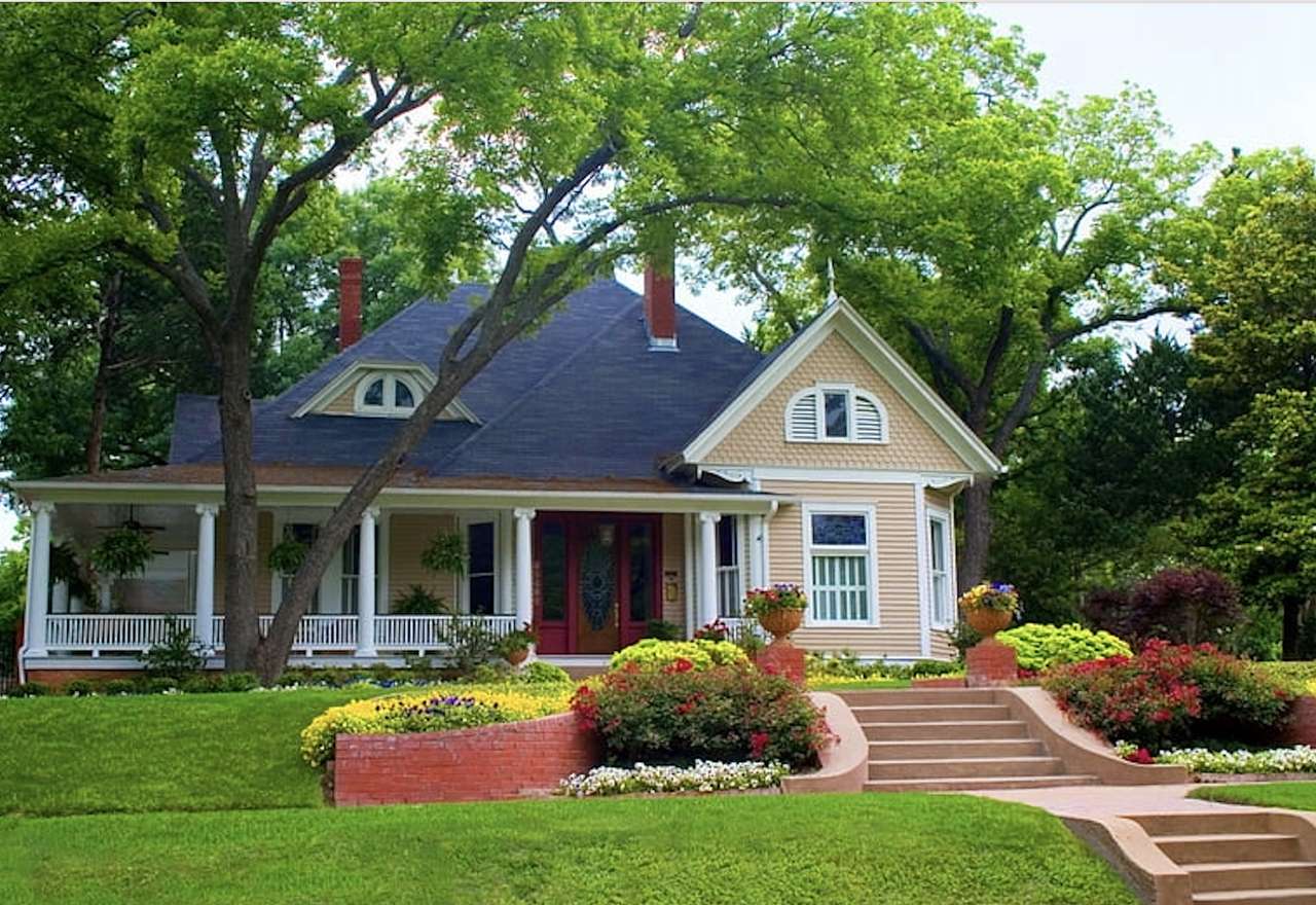 Όμορφο σπίτι και όμορφος κήπος μπροστά από το σπίτι παζλ online