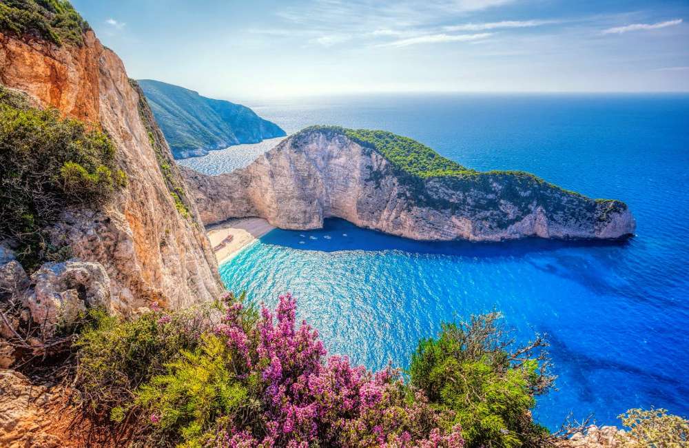 A beleza da praia grega em Navagio puzzle online