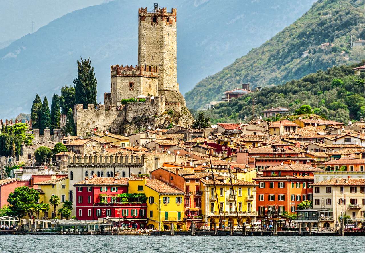 Італія - ​​Castello Scaligero на озері Гарда онлайн пазл