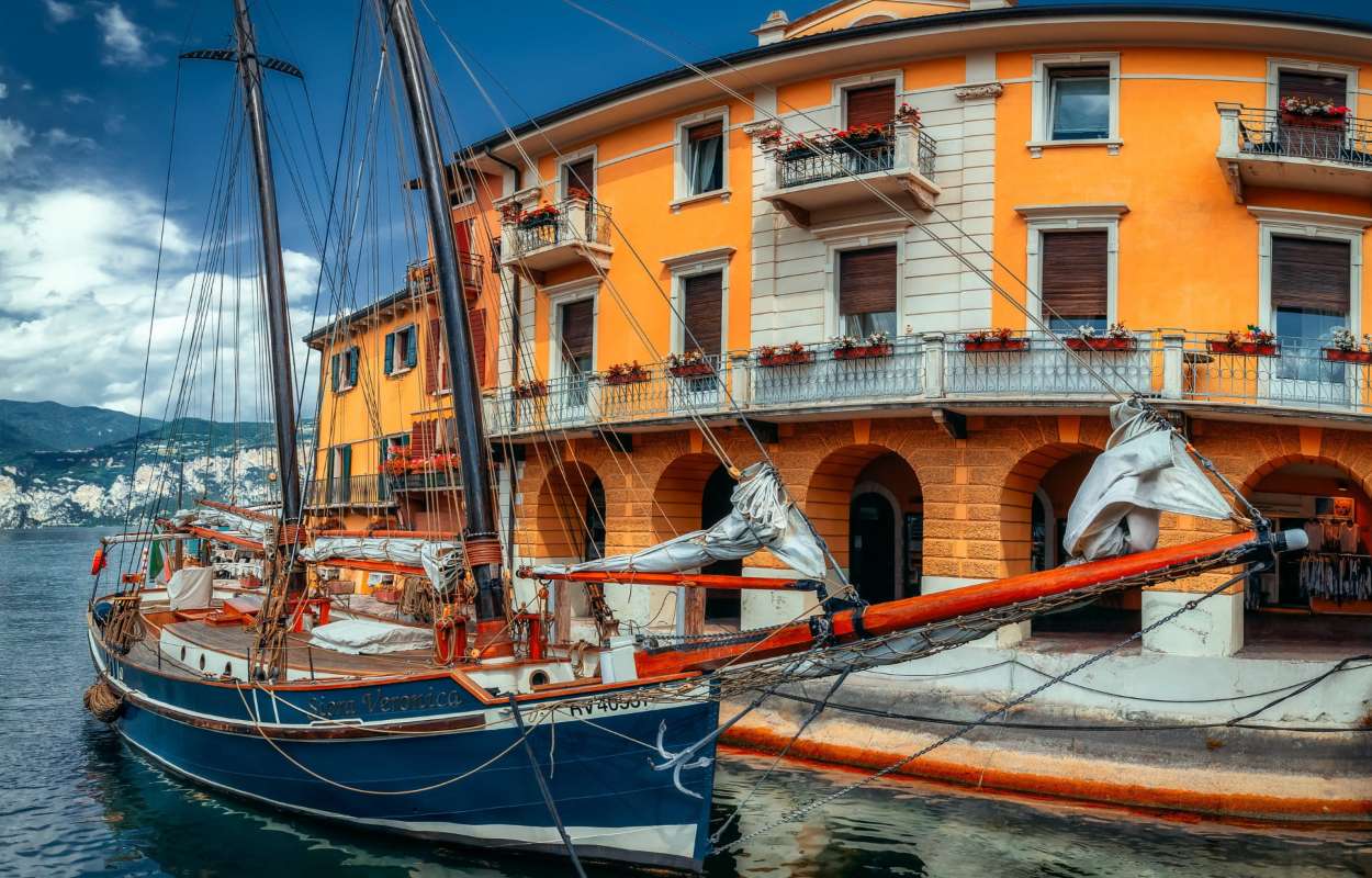 Malcesine - een interessant gebouw en een houten zeilboot online puzzel