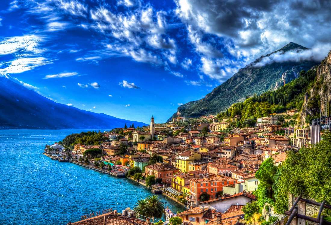 Una vista encantadora de la ciudad en el lago de Garda, algo hermoso rompecabezas en línea