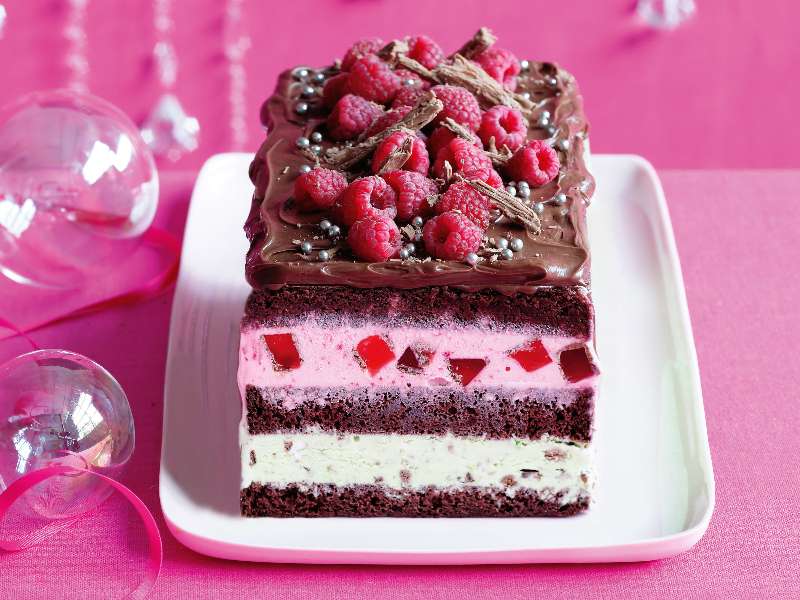 Delicioso pastel de chocolate con frambuesas rompecabezas en línea