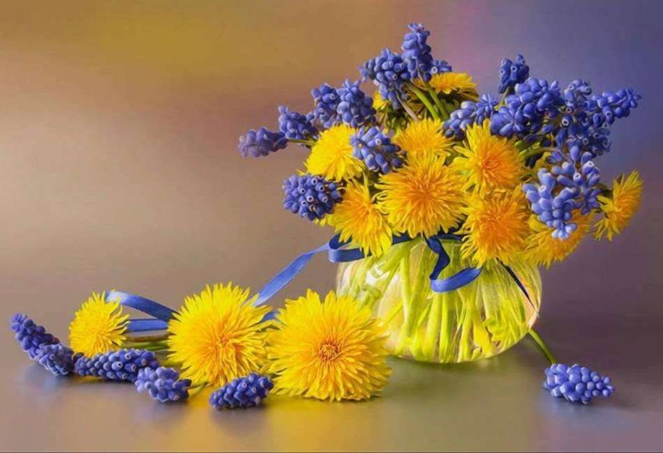 Un affascinante bouquet di zaffiri con un dente di leone puzzle online