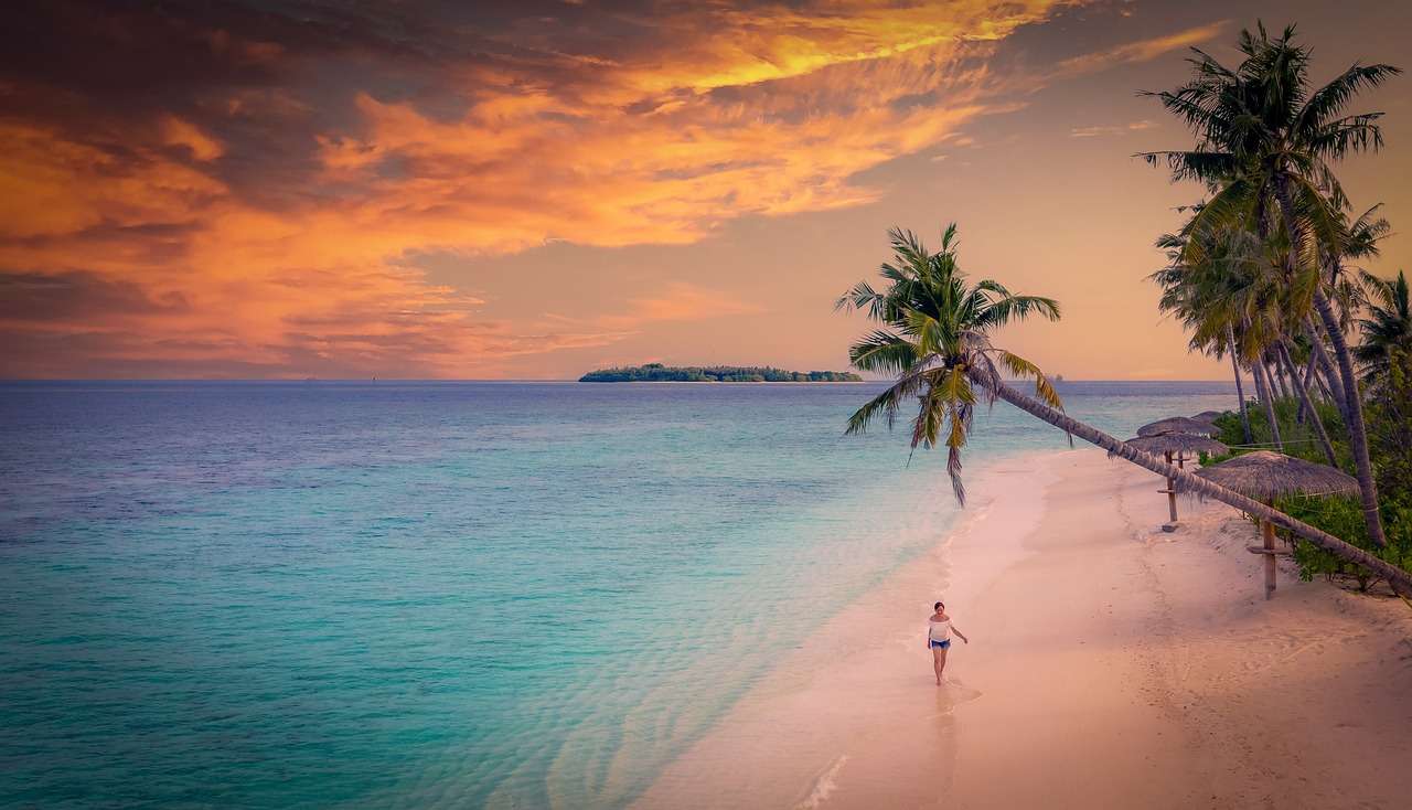 Západ slunce na pláži na Maledivách online puzzle