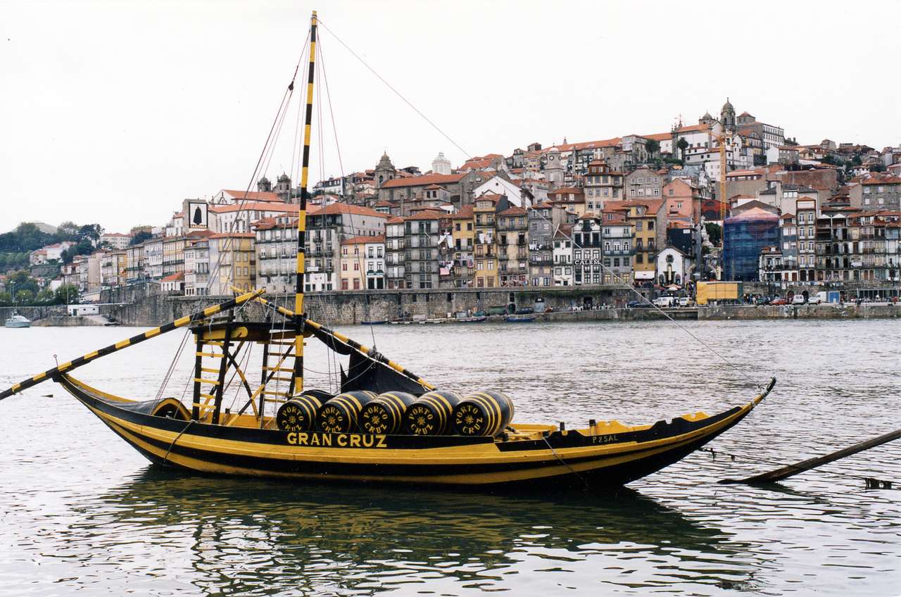 Специална лодка Rabelo, използвана за превоз на вино онлайн пъзел
