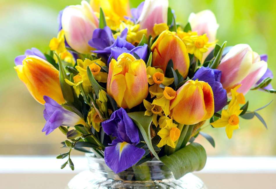 Тюльпаны и анютины глазки в букете онлайн-пазл