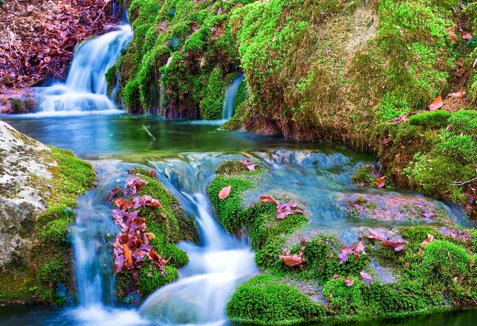 Spring waterfall in a mountainous land online puzzle