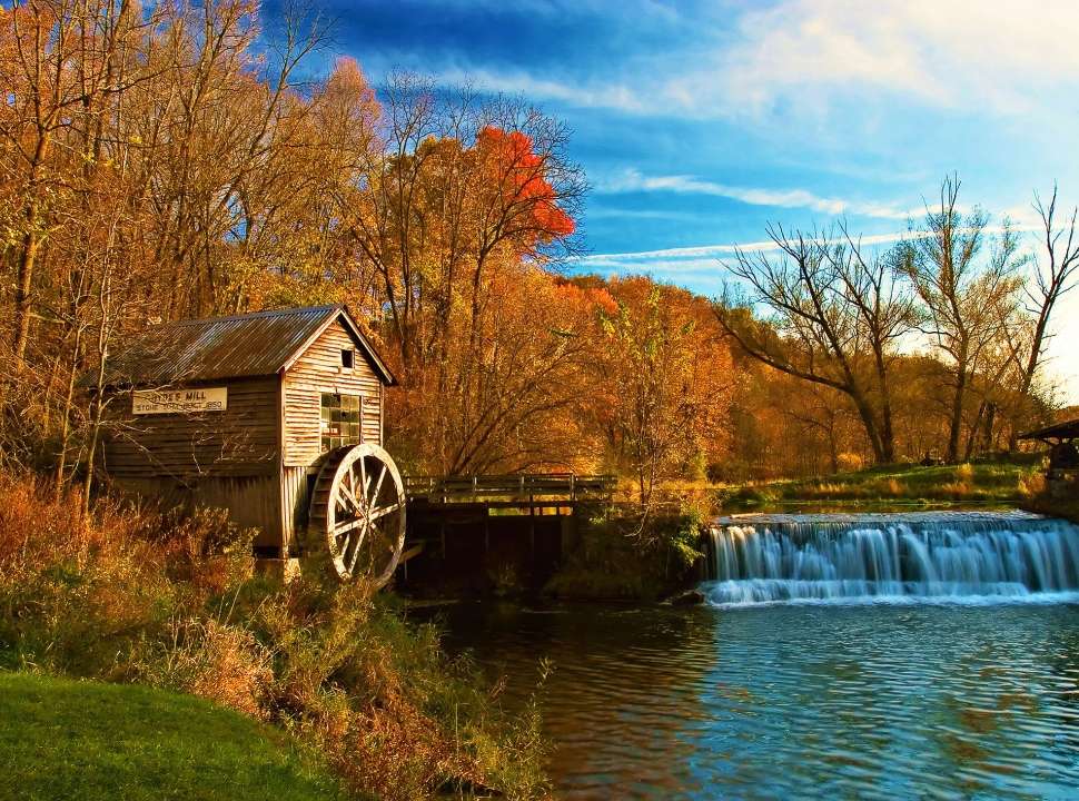 Sehr alte kleine Mühle am Wasserfall Online-Puzzle