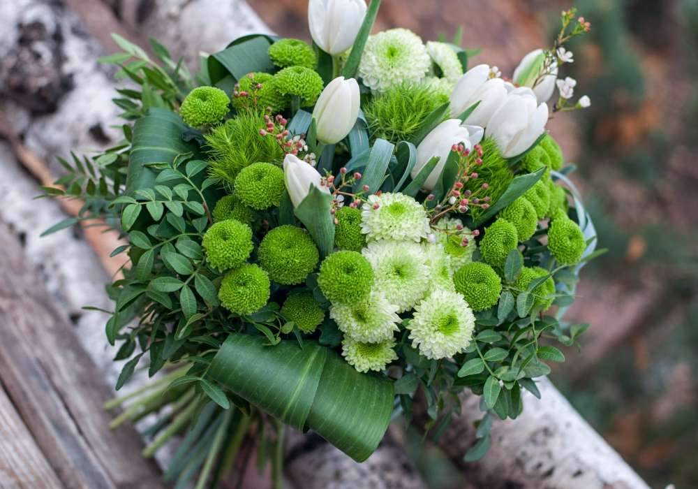 Сватбен букет - бели лалета и зелени хризантеми онлайн пъзел