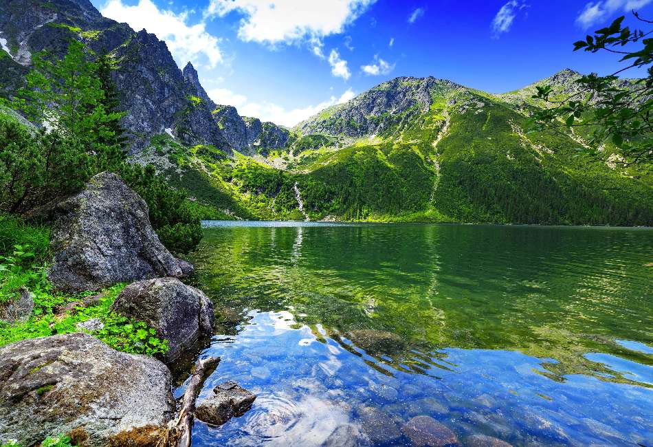 Татри - Красиві, спокійні гори біля озера онлайн пазл