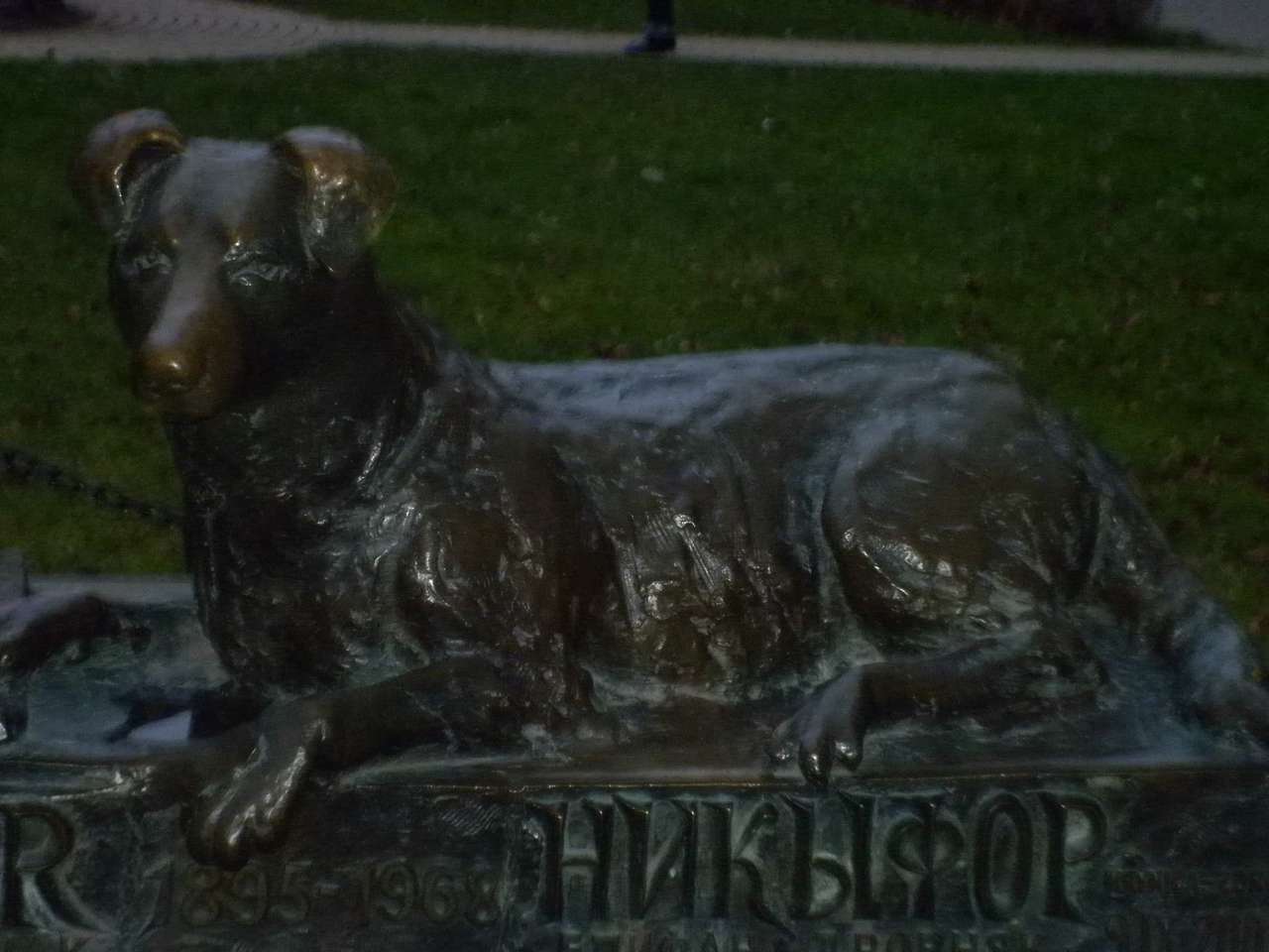 статуя на куче онлайн пъзел