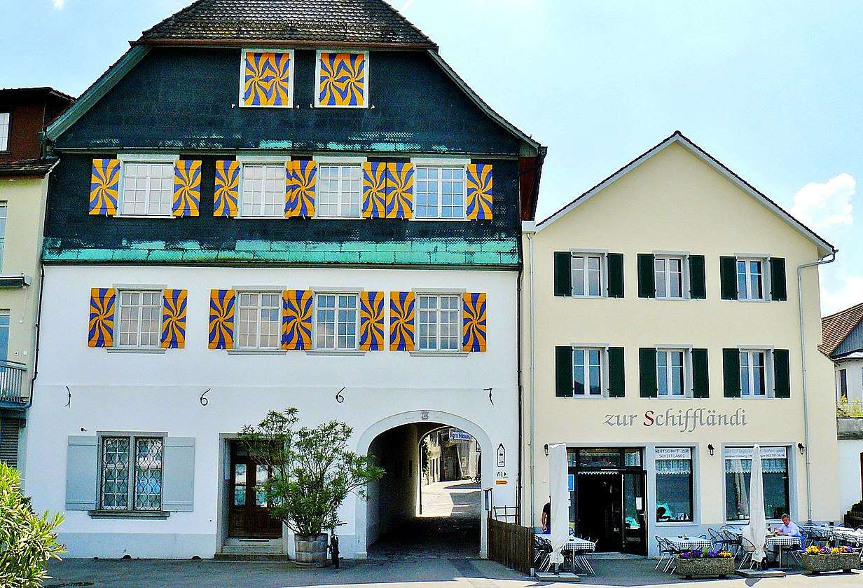 Haus mit bunten Fensterläden (Schweiz) Online-Puzzle