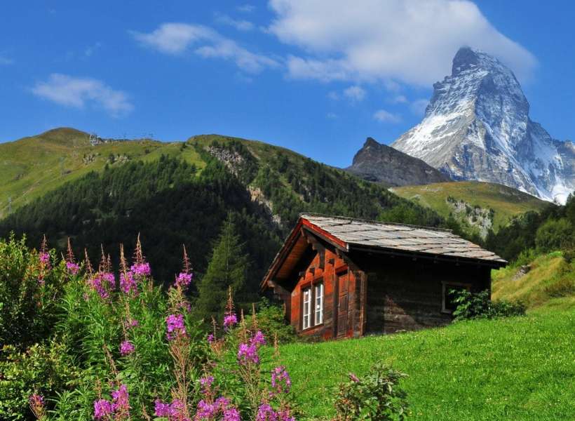 Планинска къща и самостоятелен връх Матерхорн в Алпите онлайн пъзел
