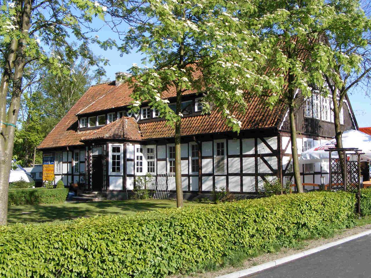 Фахверковий будинок в Лотцені в Польщі онлайн пазл