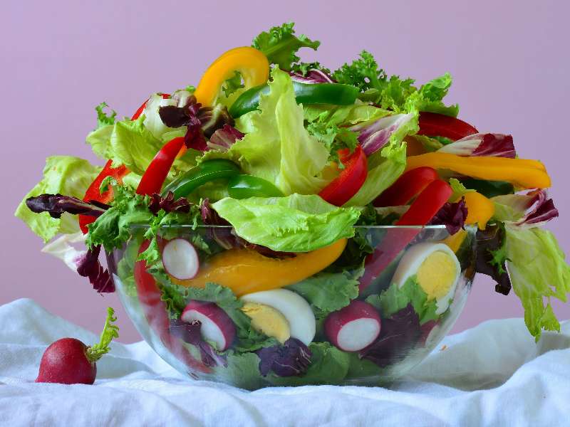 Un castron foarte mare de salată verde - perfect atunci când foamea te deranjează puzzle online