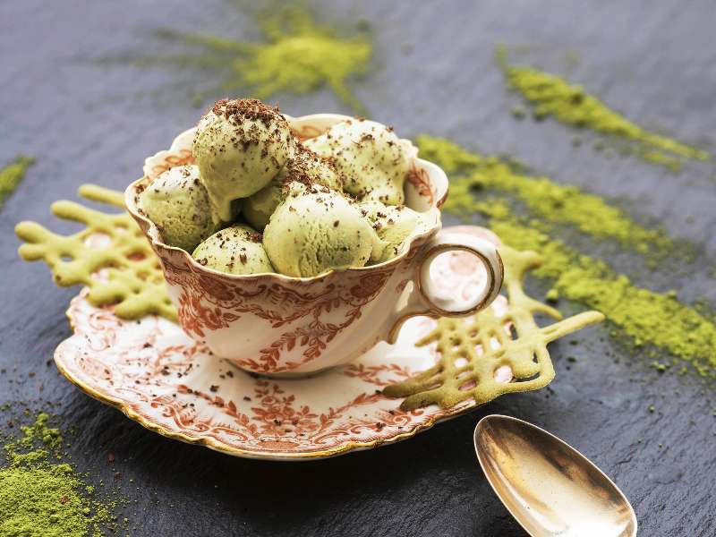 Вкусен сладолед от шам фъстък, красиво сервиран в порцелан онлайн пъзел