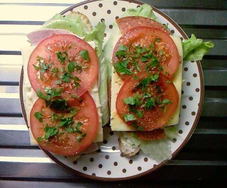 Sándwich con queso y tomate rompecabezas en línea