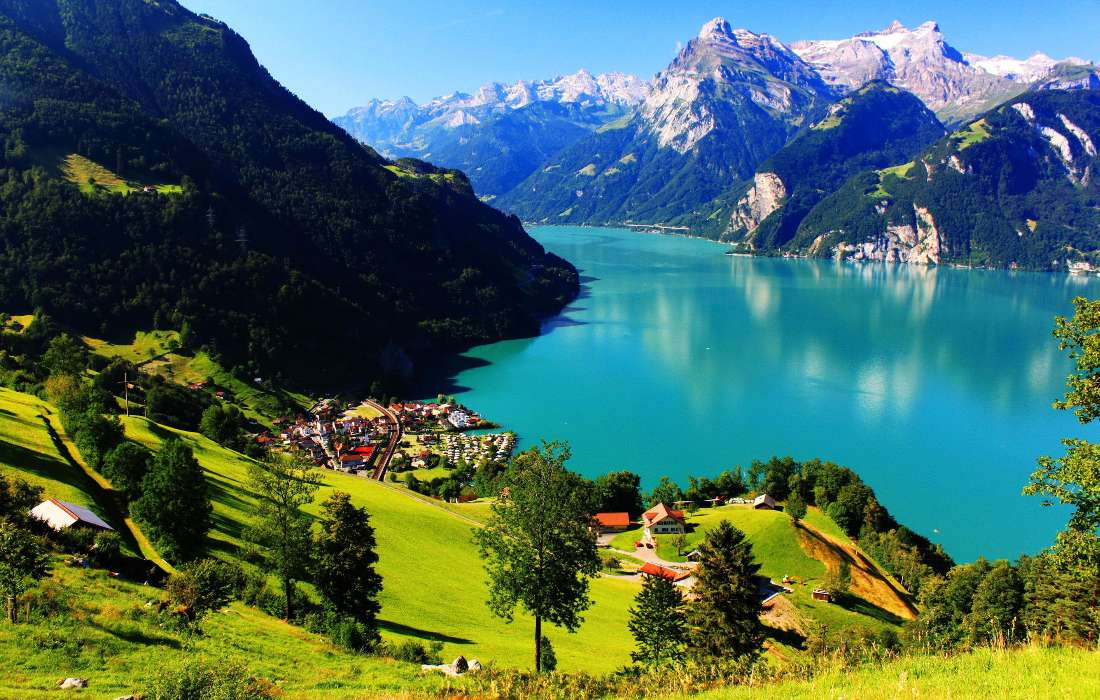 Švýcarsko - panorama alpského města online puzzle