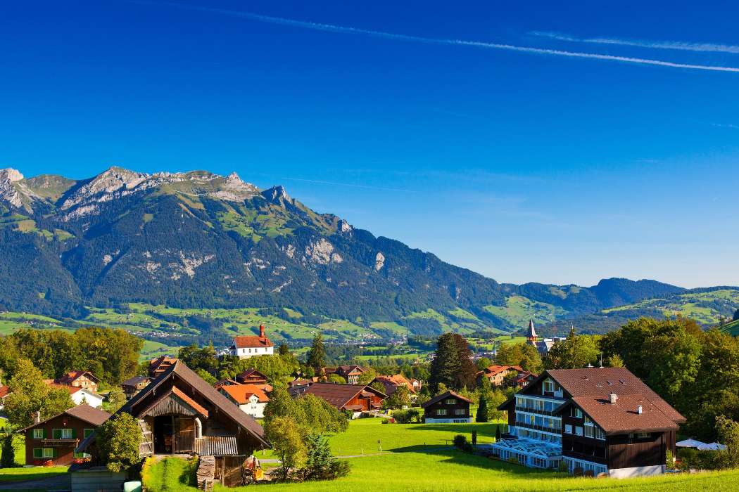 Schweiz på sommaren, charmiga hus och vyer pussel på nätet