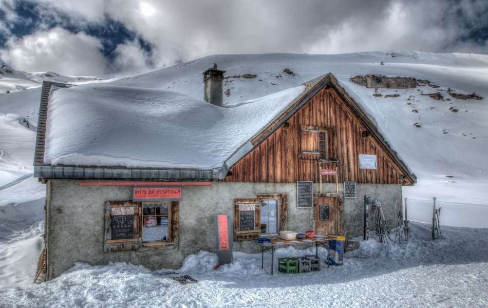 Schweiz - Ein kleines Restaurant auf dem Gipfel des Berges Online-Puzzle