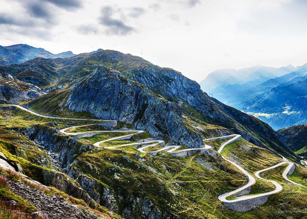 Schweiz-Gotthardpass, Serpentinenstraßen der Berge Puzzlespiel online