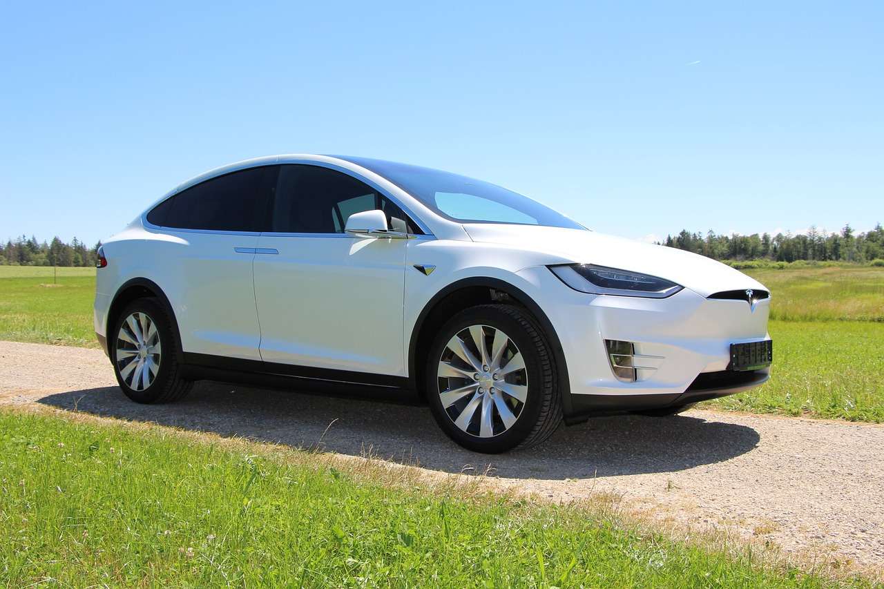 Tesla elektromos autó Model X online puzzle