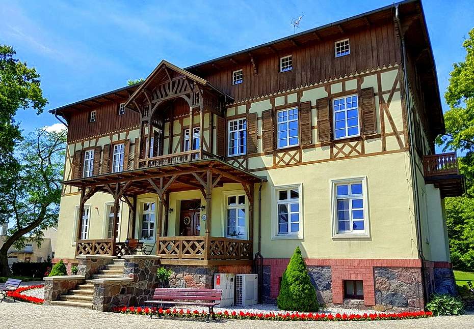 Ehemaliges Herrenhaus in Jeziorki (Polen) Puzzlespiel online