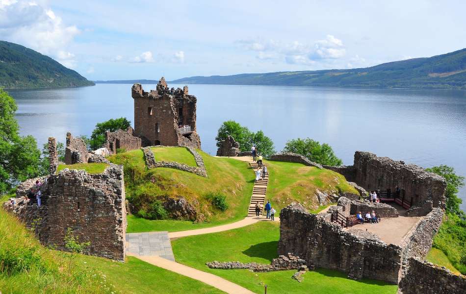 Château d'Urquhart sur le Loch Ness puzzle en ligne