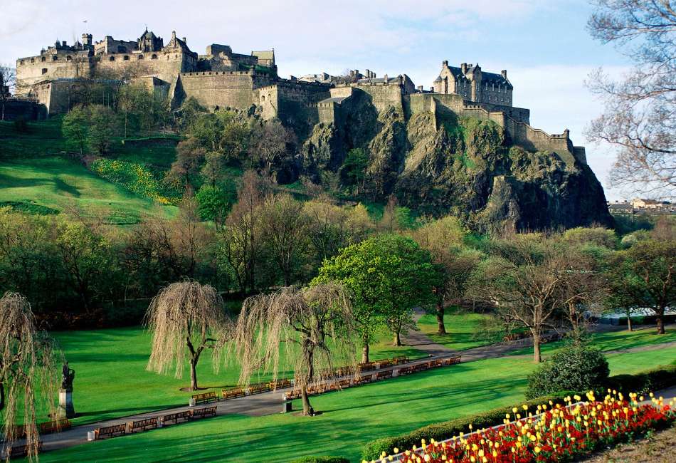 Шотландія - Единбурзький замок на пагорбі онлайн пазл