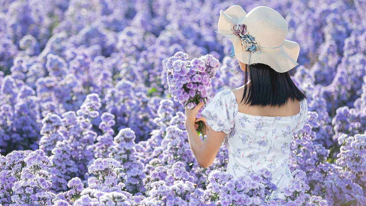 Азиатка с цветами пазл онлайн
