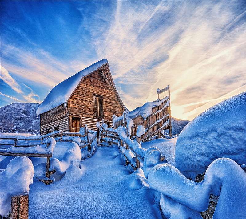 Uma herdade coberta de neve coberta com montes de neve puzzle online