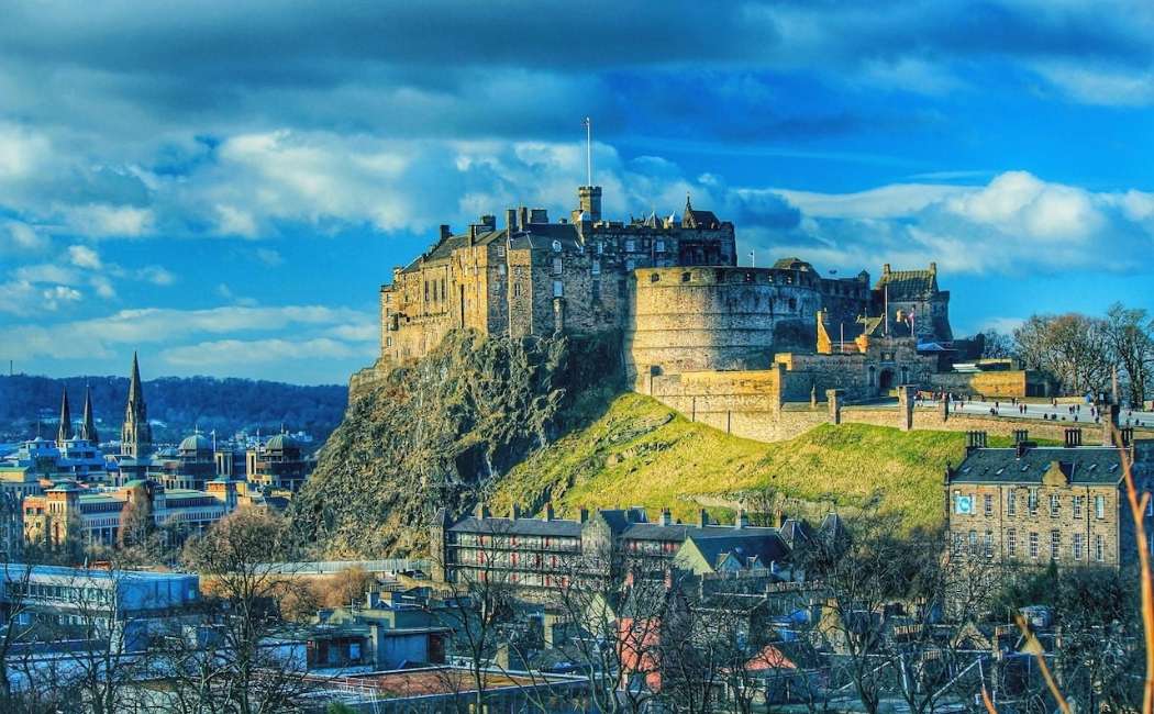 Пейзаж на замъка в Единбург с град и хълмове онлайн пъзел