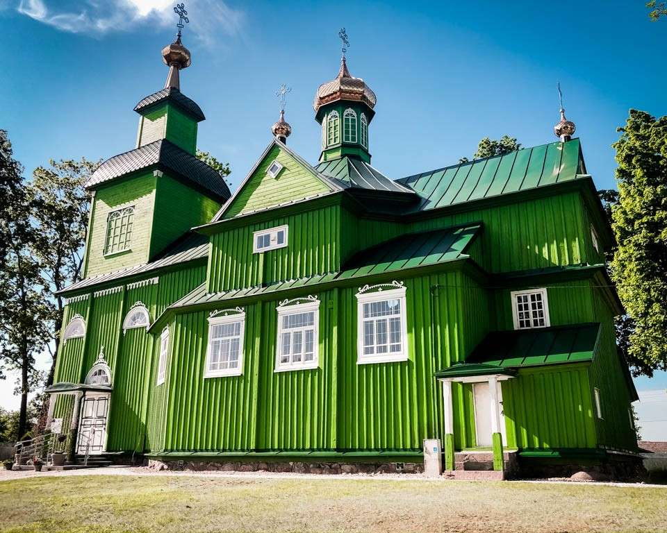 Православна церква в Тшесцянці. Дерев'яна будівля пазл онлайн